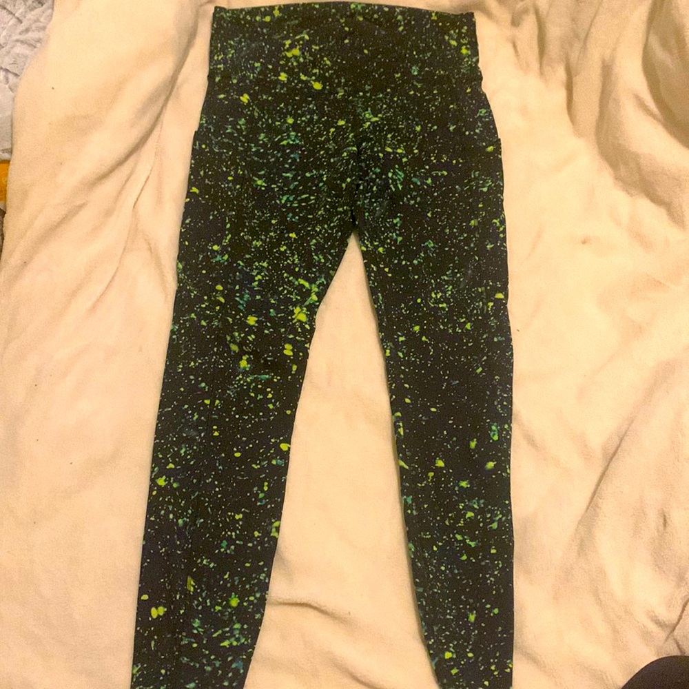 Cute lululemon cropped leggings. They have never been worn